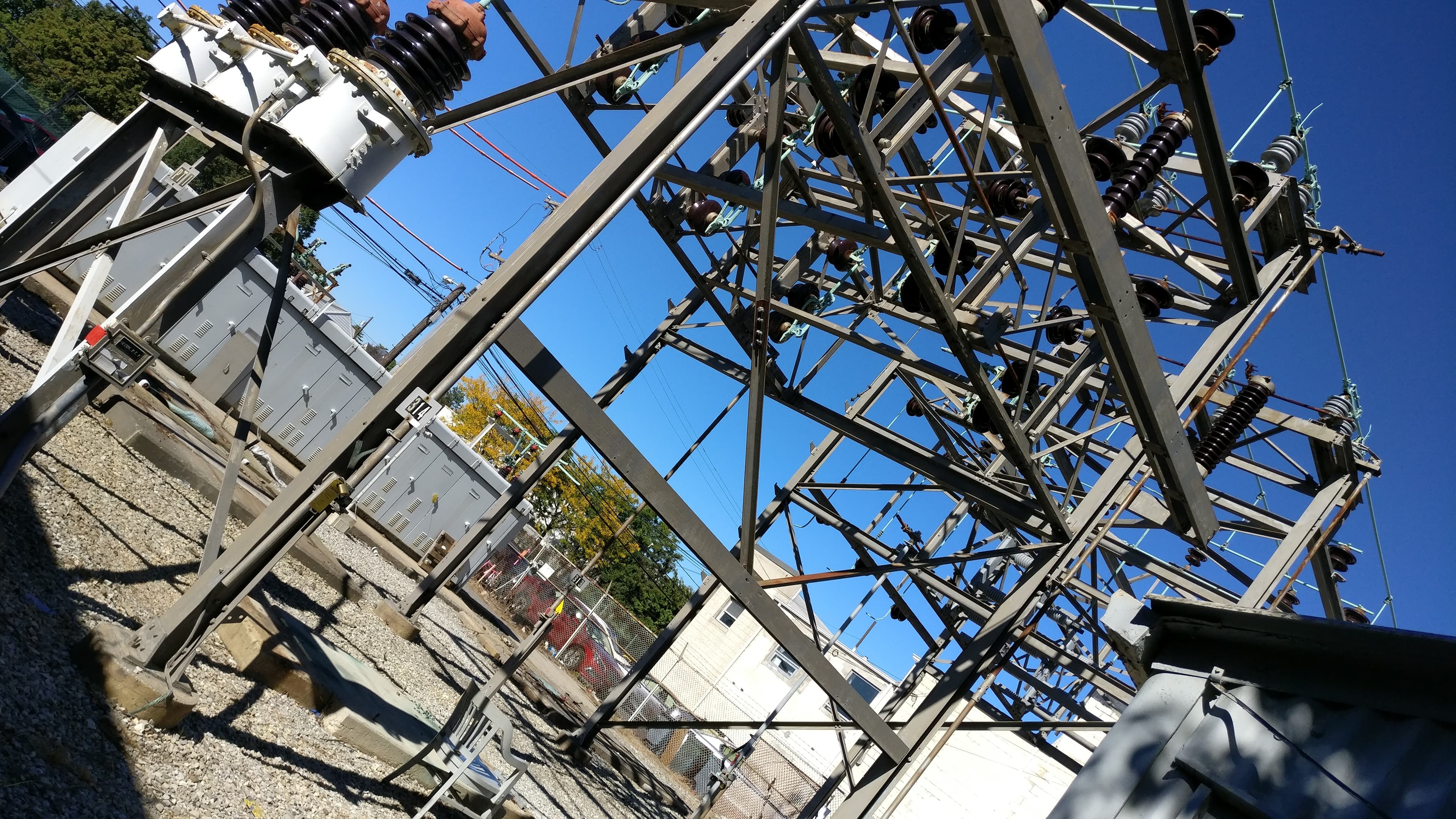 Industrial energy plant with extensive piping network